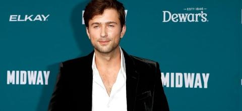 Ο Μπράντον Σκλέναρ πρωταγωνιστεί στο «It Ends With Us» μαζί με την Μπλέικ Λάιβλι 