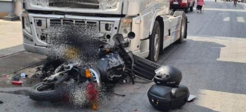 Μηχανή συγκρούστηκε με νταλίκα