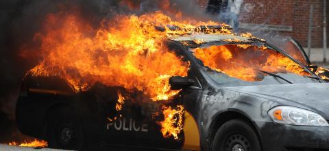 Αστυνομικός στο Ουισκόνσιν απεγκλωβίστηκε στο τσακ από περιπολικό που έπιασε φωτιά κατά τη διάρκεια καταδίωξης