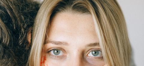 ενδοοικογενειακή βία