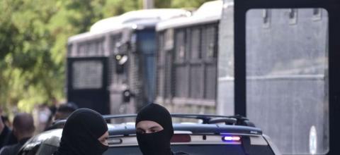 Επεισόδια στην Ευελπίδων όπου απολογούνται οι χούλιγκαν της αιματηρής συμπλοκής στη Νέα Φιλαδέλφεια - Πέταξαν μπουκάλια προς τους αστυνομικούς