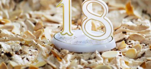 Αστυνομικοί κόβουν τούρτα γενεθλίων σε 18χρονο κλέφτη και έπειτα τον συλλαμβάνουν