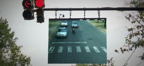 το φανάρι που παραμένει κόκκινο αν κάποιος δεν φοράει κράνος