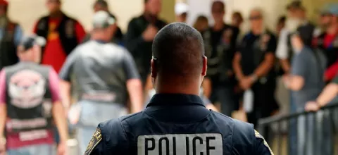 Εξοργισμένος ο αρχηγός της αστυνομίας του Τέξας με τους βίαιους παραβάτες των δρόμων που «πυροβολούν αστυνομικούς αντί να βρίσκονται στη φυλακή»