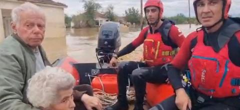Κακοκαιρία Daniel: Συγκλονίζει διάσωση ηλικιωμένων στην Καρδίτσα -Απομακρύνονται μωρά με ελικόπτερο [βίντεο]