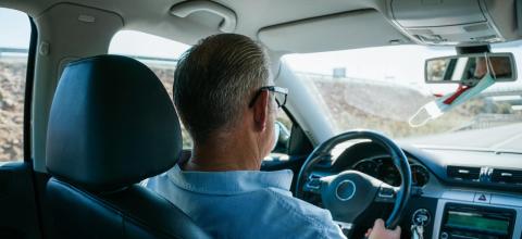 Θα μπορούμε να οδηγούμε μετά τα 60; -Τι αλλάζει στα διπλώματα