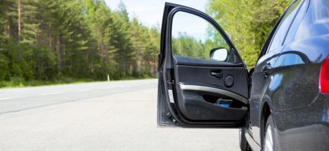 Η αστυνομία αναζητά το αυτοκίνητο χωρίς τιμόνι που κυκλοφορεί ελεύθερα στους δρόμους (video)