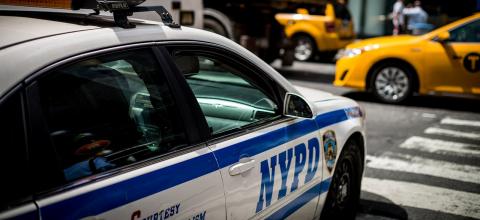 Η Νέα Υόρκη μειώνει τις υπερωρίες των αστυνομικών για να καταφέρει να πληρώσει για τη φροντίδα μεταναστών
