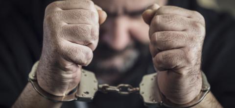 Συνελήφθη 42χρονος που μετέδιδε ζωντανά μέσω διαδικτύου κακοποιητικές πράξεις σε βάρος 2 ΑμεΑ