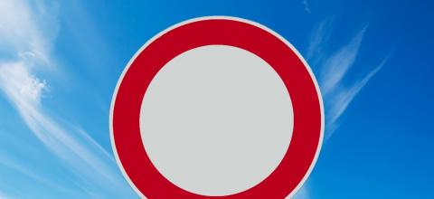 Αφαίρεση διπλώματος και πρόστιμο 200 ευρώ για την πιο περίεργη πινακίδα στους ελληνικούς δρόμους