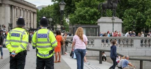 Αυτά είναι τα νέα αστυνομικά μπαλώματα που φορούν οι αστυνομικοί της Αγγλίας στις στολές τους και είναι για καλό σκοπό!