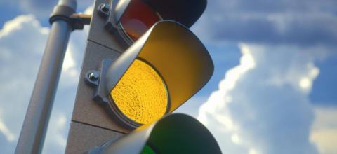 Τι ισχύει με το πορτοκαλί φανάρι: Μπορώ να περάσω ή όχι -Τι λέει ο νέος ΚΟΚ