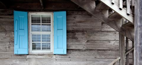 Τις 210 φτάνουν οι καταγγελίες για ετοιμόρροπα κτίσματα που έχει δεχθεί από πολίτες η Πολεοδομία Ηρακλείου το τελευταίο τρίμηνο, με αρκετούς από αυτούς να έχουν ήδη αποσταλεί στην εισαγγελία λόγω μη συμμόρφωσης των ιδιοκτητών.  Όπως ανέφερε η αρμόδια αντιδήμαρχος Χωροταξικού Σχεδιασμού, Πολεοδομίας και Δημοτικής Περιουσίας Ηρακλείου, Στέλλα Αρχοντάκη, η αποκατάσταση των ετοιμόρροπων κτισμάτων αποτελεί ζήτημα υψηλής προτεραιότητας για τη Δημοτική Αρχή και δήλωσε ότι έχουν ήδη αποσταλεί στην εισαγγελία αρκετο