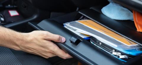 Εγκληματολόγος αποκαλύπτει: Αυτά είναι τα δύο αντικείμενα που δεν πρέπει να αφήσεις ποτέ μέσα στο αυτοκίνητο