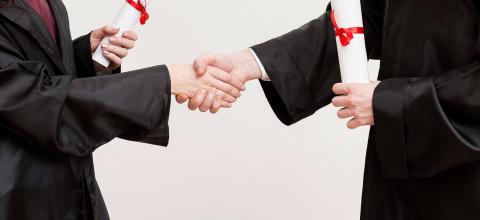 Πτυχία και Μεταπτυχιακά με 25% έκπτωση για ένστολους και τις οικογένειές τους