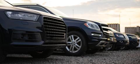 Η χώρα που «εξαφάνισε» τα μαύρα αυτοκίνητα: Γιατί απαγορεύεται να κυκλοφορείς με αυτό το χρώμα;