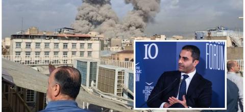 Παγκόσμια αναταραχή έχει επιφέρει η αμερικανοϊσραηλινή επίθεση που εξαπολύθηκε το πρωί του Σαββάτου στο Ιράν, η οποία προκάλεσε την άμεση αντίδραση της Τεχεράνης που από χθες εκτοξεύει πυραύλους προς τις γείτονες χώρες του Κόλπου και της Μέσης Ανατολής, μεταξύ των οποίων στο Μπαχρέιν, στο Κουβέιτ, στη Σαουδική Αραβία, στα Ηνωμένα Αραβικά Εμιράτα και στο Κατάρ.  Για τις ραγδαίες εξελίξεις στη Μέση Ανατολή, αλλά και τις επιπτώσεις που αυτές θα έχουν στην Ελλάδα, μίλησε στο Newsbomb.gr ο διεθνής δικηγόρος και 