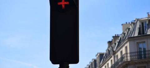 Το φανάρι με τον «ελληνικό σταυρό» μπαίνει στους δρόμους -Τι σημαίνει