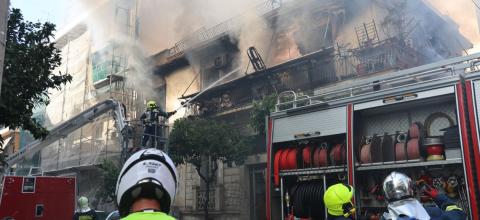 Καλλιθέα: Η συγκλονιστική στιγμή που η ένοικος του φλεγόμενου σπιτιού πηδά από το μπαλκόνι