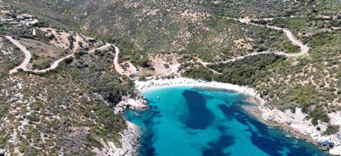 Αυτή είναι η παραλία με τη λευκή άμμο που απέχει μόλις 2 ώρες από την Αθήνα -Πού βρίσκεται