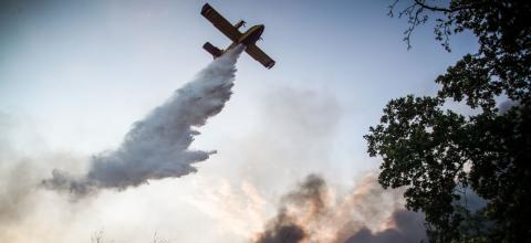 Φωτιά στο Ωραιόκαστρο: Συνεχίζεται η μάχη με τις φλόγες - Στο επίκεντρο τα δύο εργοστάσια