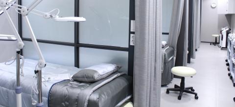 Δώρα ζωής σε ασθενείς που βρίσκονταν σε λίστα αναμονής για μεταμόσχευση προσέφερε μία 53χρονη γυναίκα, η οποία απεβίωσε στη Μονάδα Εντατικής Θεραπείας του Νοσοκομείου Παπαγεωργίου, όπου νοσηλευόταν. Μετά τη διαπίστωση του εγκεφαλικού θανάτου της και με τη συναίνεση της οικογένειάς της, ολοκληρώθηκε σήμερα η διαδικασία λήψης των οργάνων της, σε συνεργασία με τον Εθνικό Οργανισμό Μεταμοσχεύσεων.     Το ήπαρ μεταφέρθηκε στο Γενικό Λαϊκό Νοσοκομείο Αθηνών, οι δύο νεφροί στο Ιπποκράτειο Νοσοκομείο Θεσσαλονίκης, 
